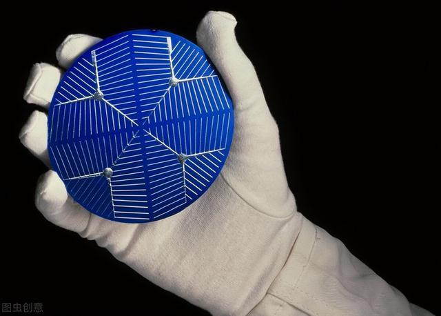 研发的半刚性三结砷化镓电池板的全新技术,比国际空间站上的硅太阳能